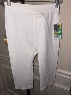 NWT bundle of 4 Bermuda Leggings - White